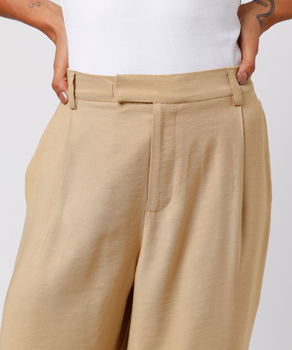calça de alfaiataria feminina  com pregas mindset bege