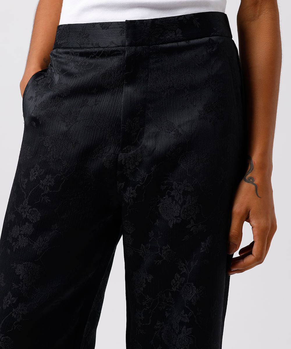 calça reta feminina de jacquard floral mindset preta