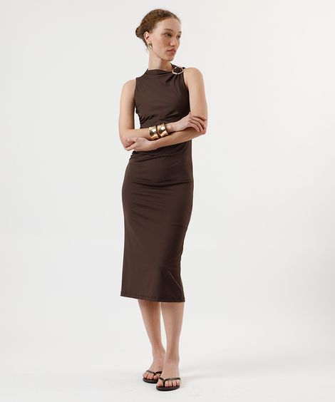 vestido midi feminino franzido com fivela marrom