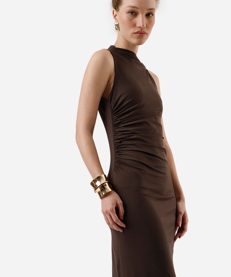 vestido midi feminino franzido com fivela marrom