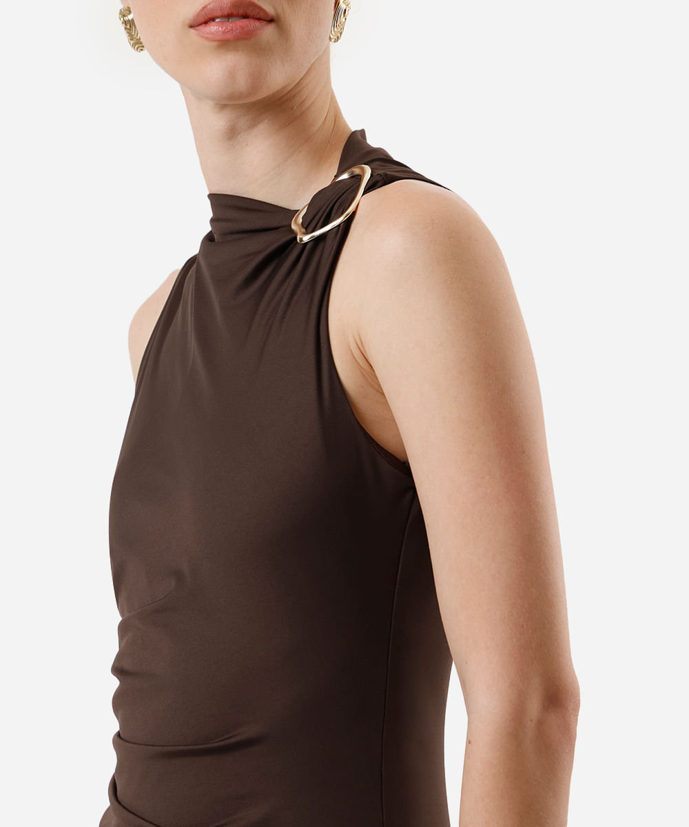 vestido midi feminino franzido com fivela marrom