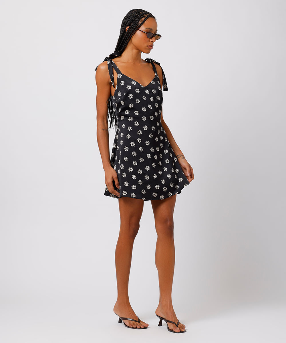 vestido curto feminino evasê decote v floral acetinado mindset preto