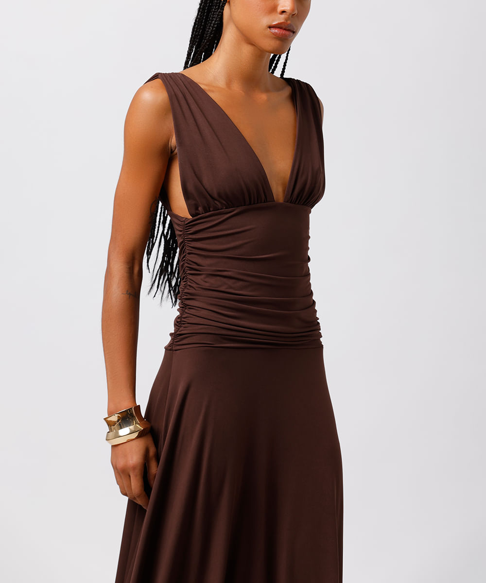 vestido midi feminino decote v franzido assimétrico mindset marrom