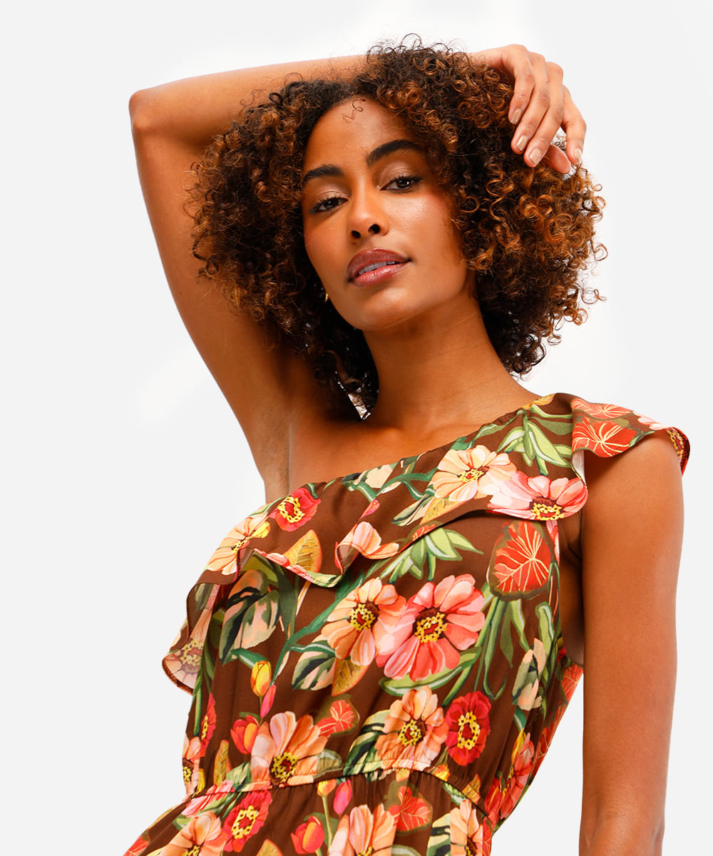 vestido midi feminino ombro único com babado floral marrom
