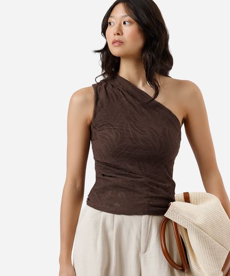 blusa ombro único feminina com pregas folhagens texturizada marrom