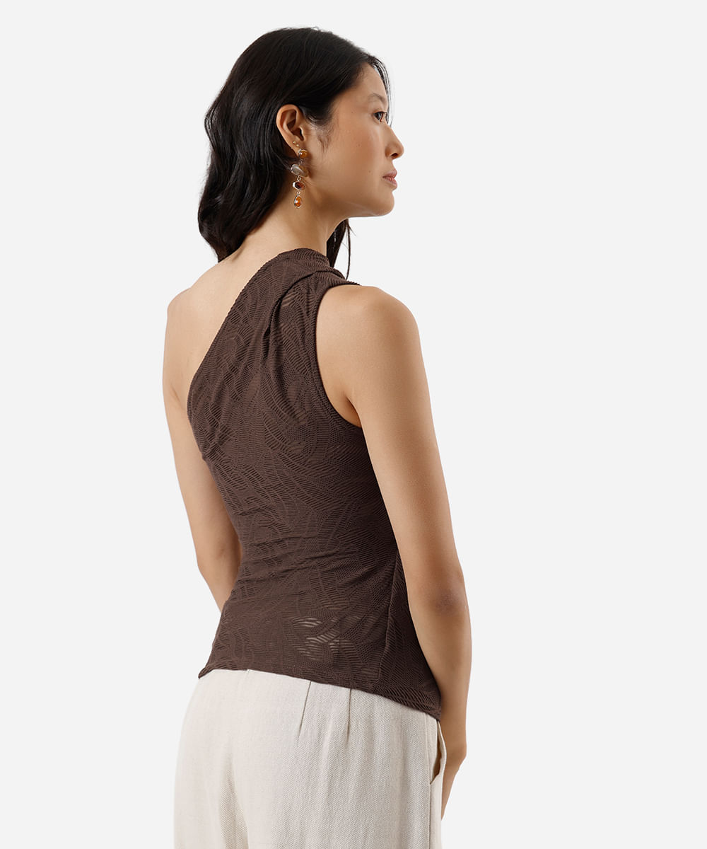 blusa ombro único feminina com pregas folhagens texturizada marrom