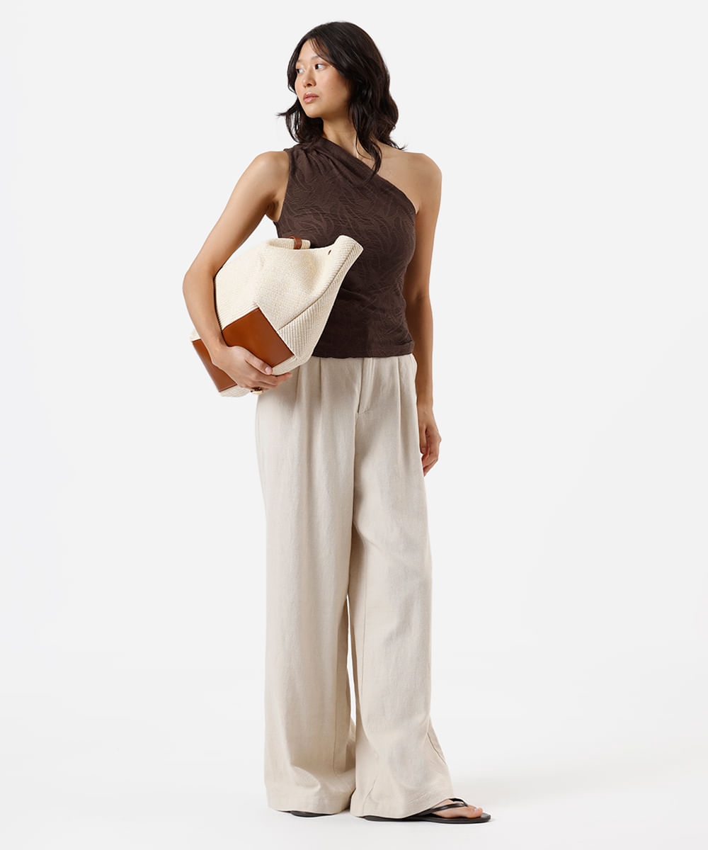 blusa ombro único feminina com pregas folhagens texturizada marrom