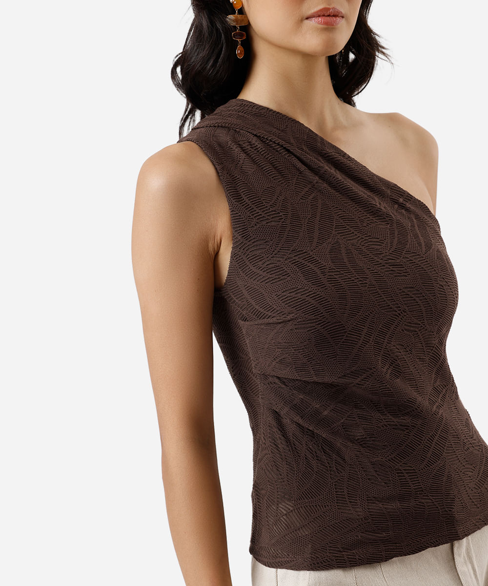blusa ombro único feminina com pregas folhagens texturizada marrom