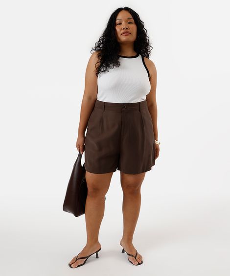 short feminino de alfaiataria com pregas plus size marrom
