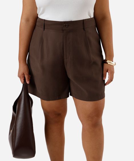 short feminino de alfaiataria com pregas plus size marrom