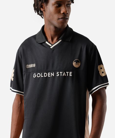 camiseta masculina esportiva com gola e recorte estampada preta
