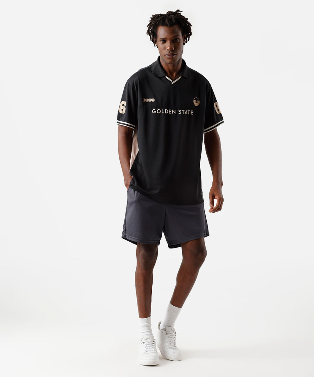camiseta masculina esportiva com gola e recorte estampada preta