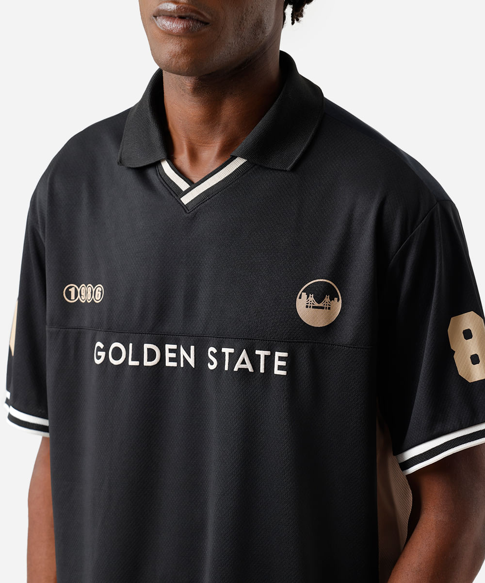 camiseta masculina esportiva com gola e recorte estampada preta