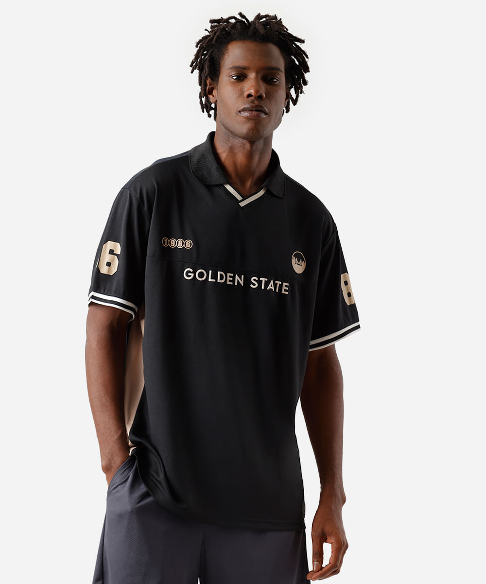 camiseta masculina esportiva com gola e recorte estampada preta