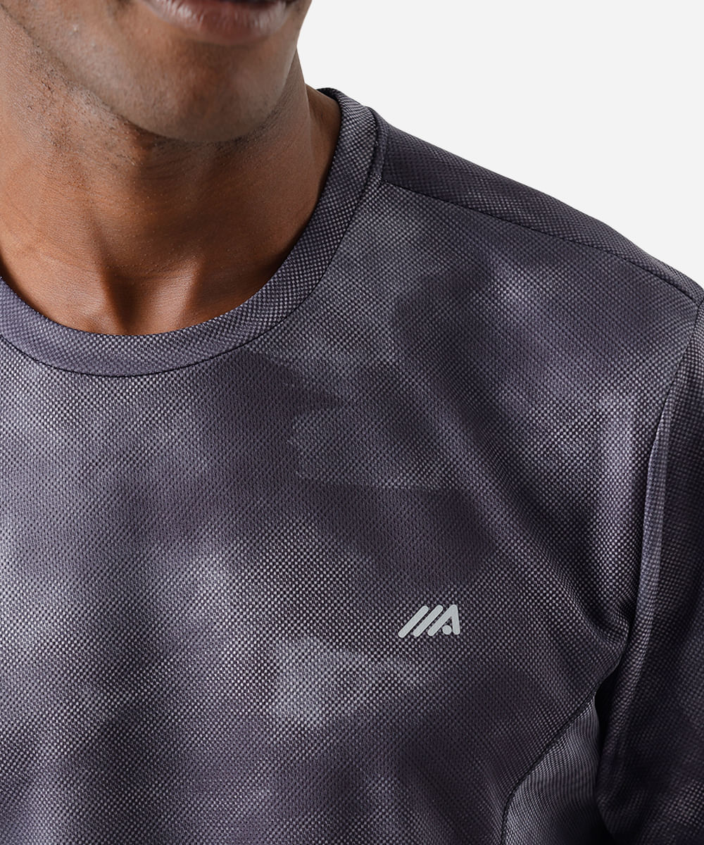camiseta esportiva masculina com recortes estampada cinza