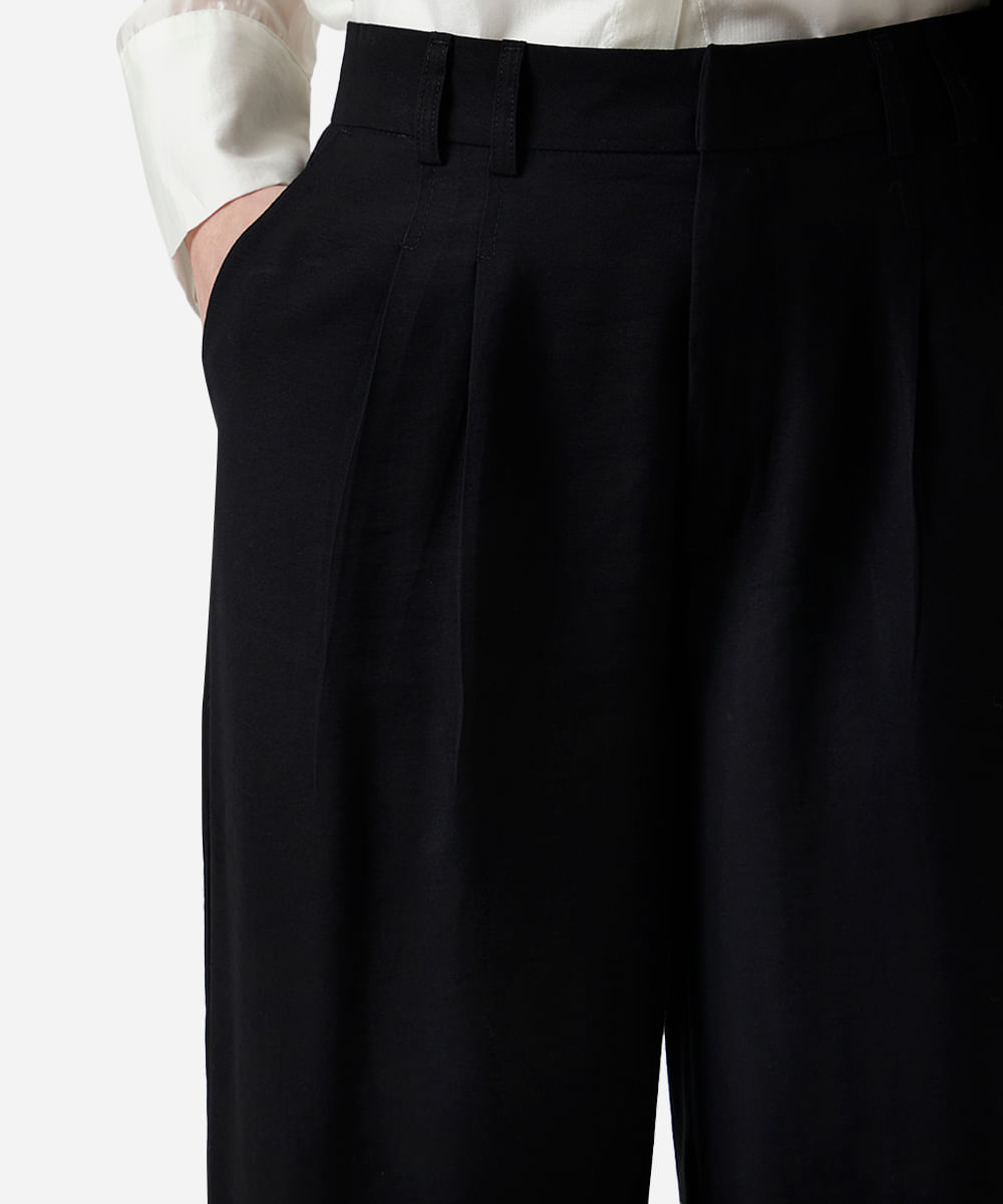calça de alfaiataria feminina com viscose e pregas preta