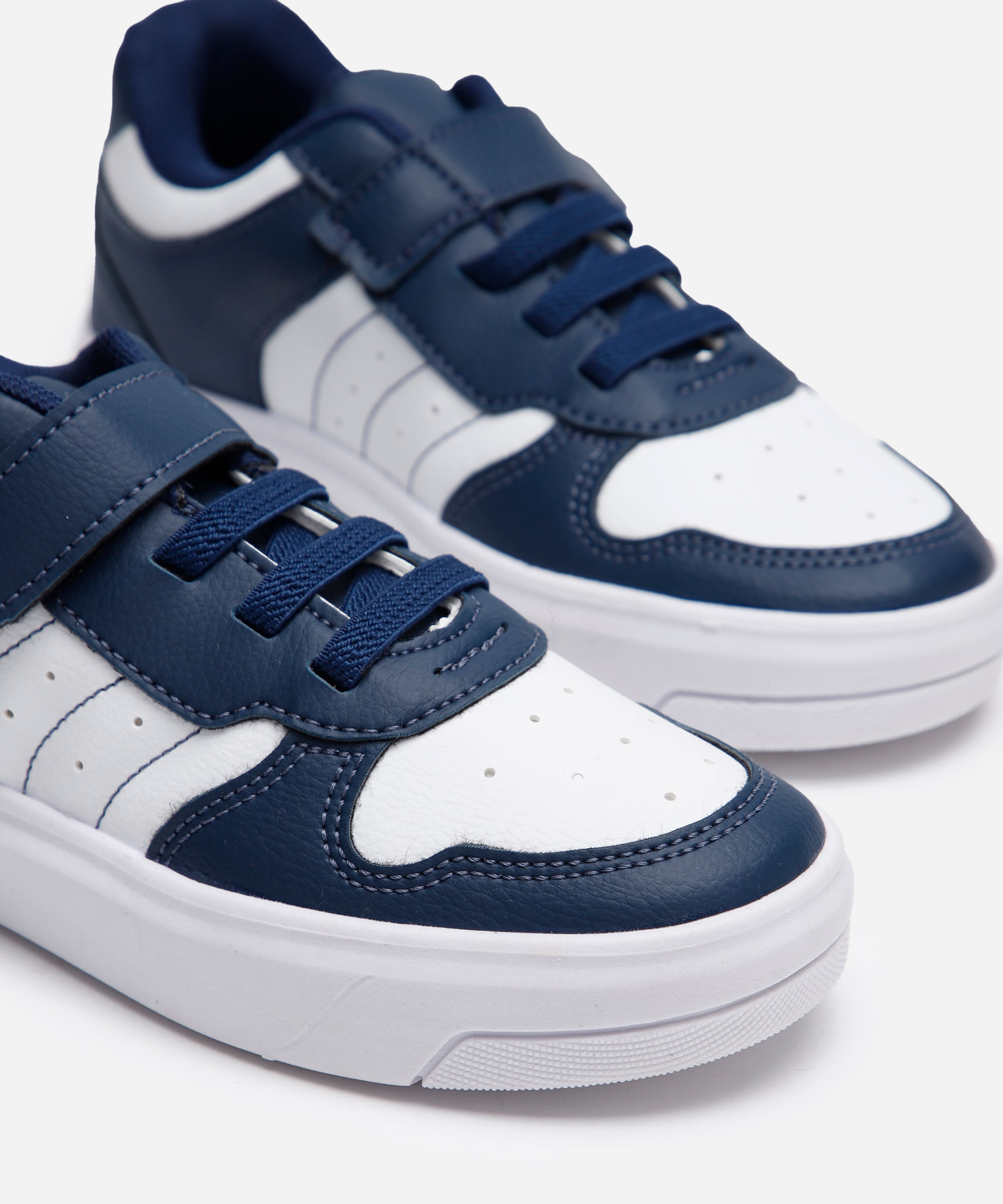 tênis infantil com recortes e velcro azul