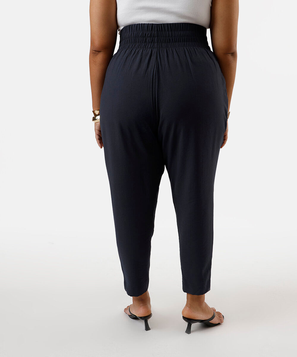 calça plus size de viscose cinza