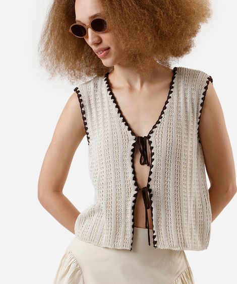 regata feminina de tricot com amarração texturizada bege