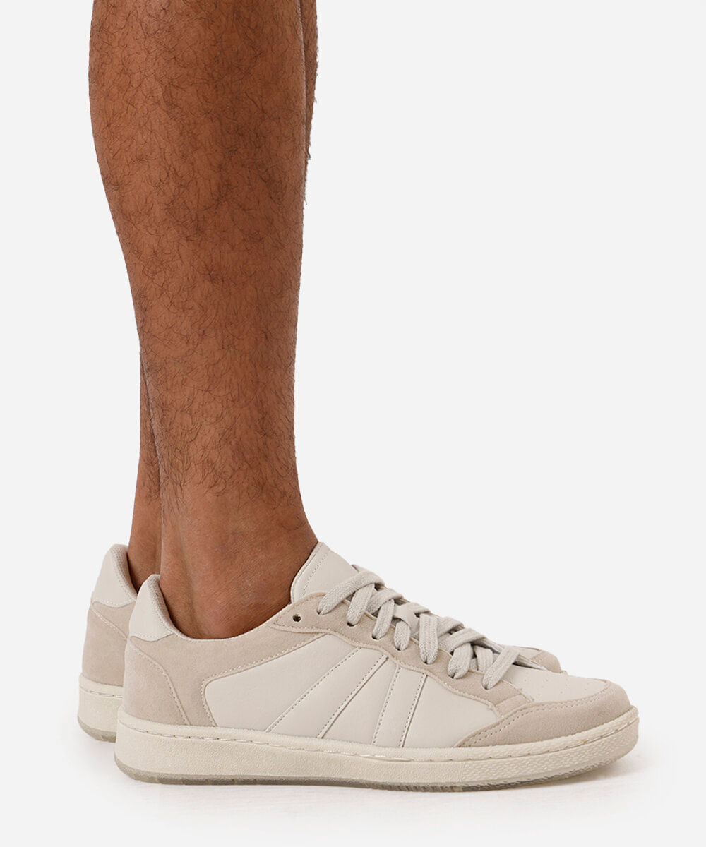 tênis casual com recortes off white