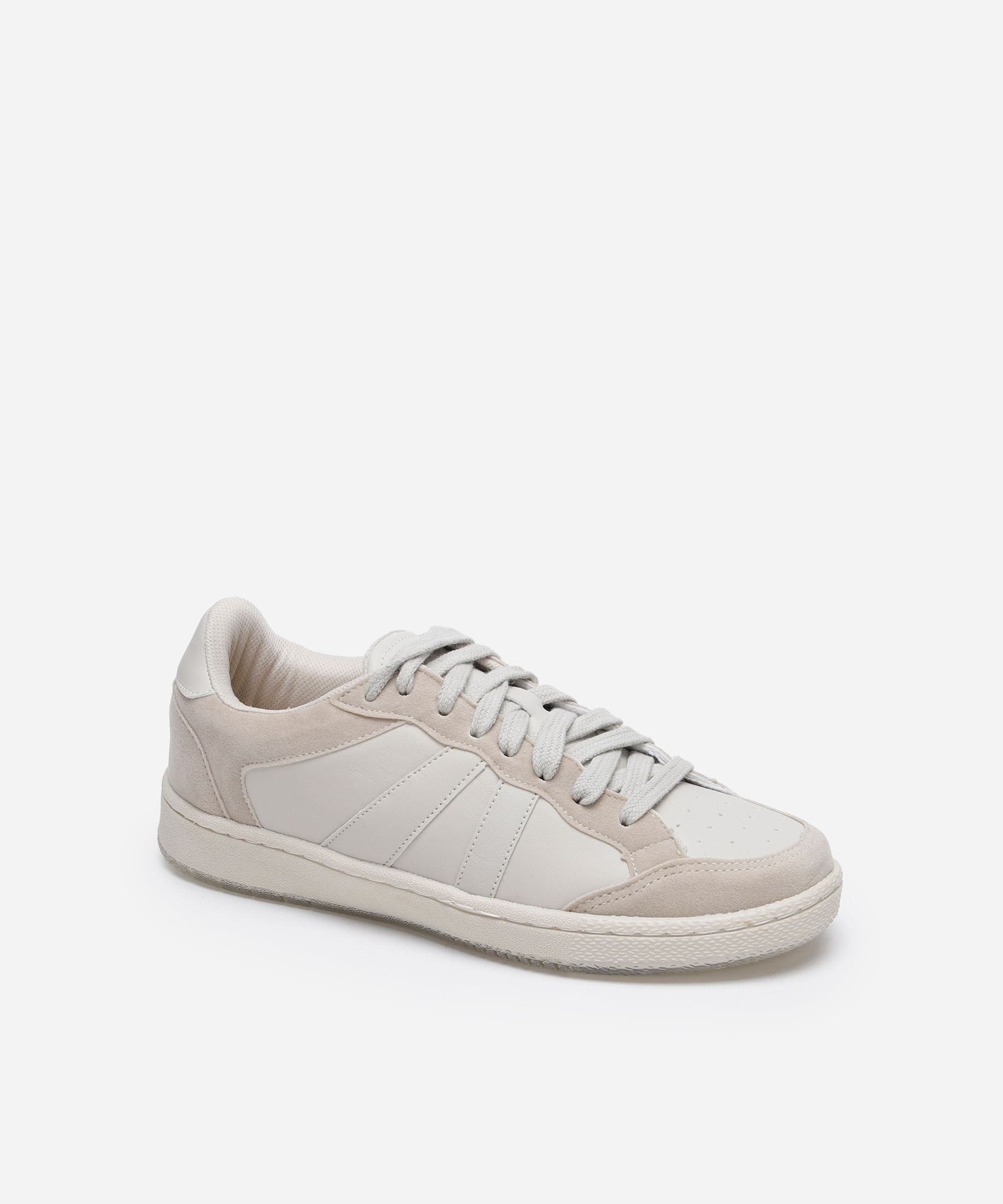 tênis casual com recortes off white