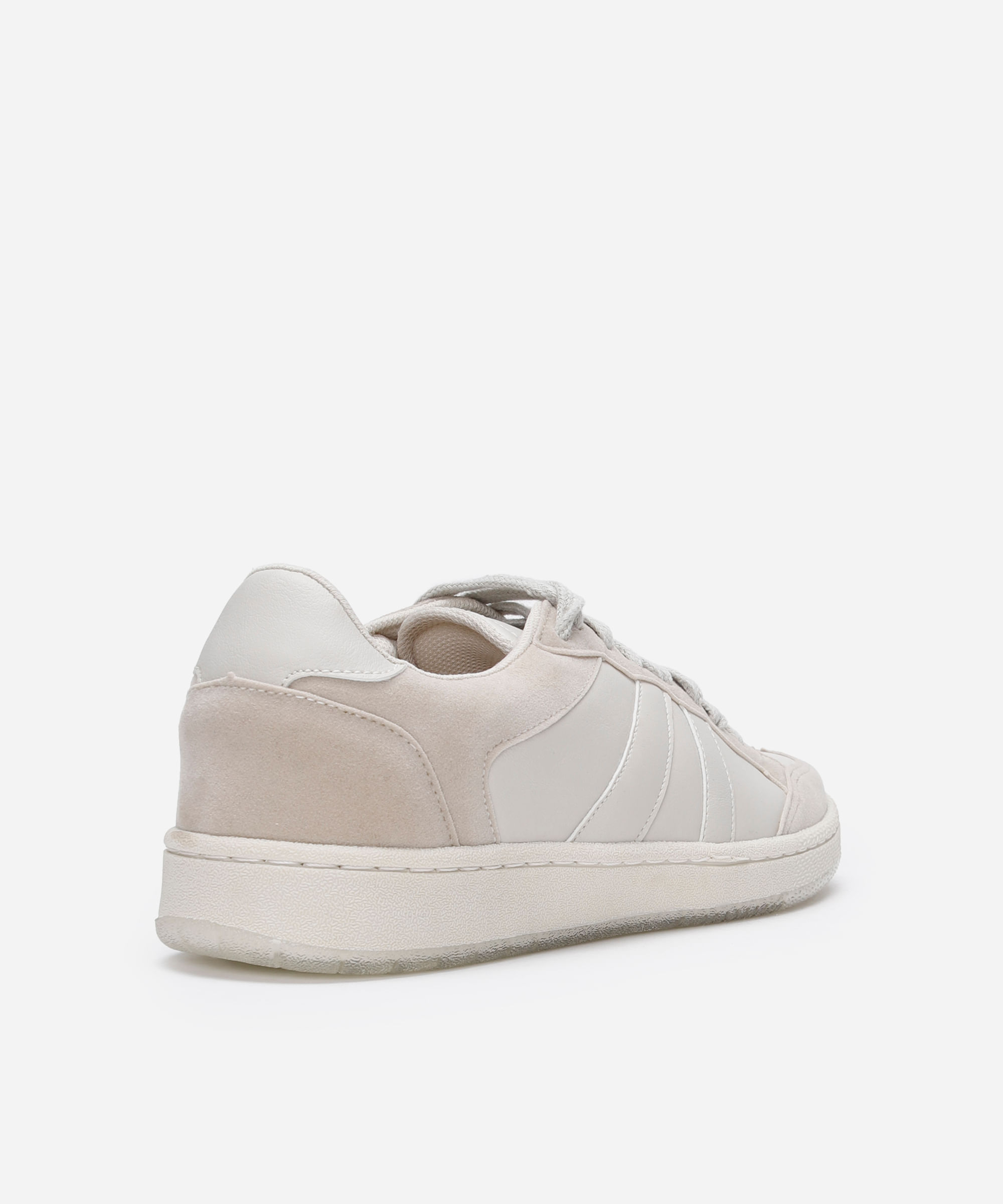 tênis casual com recortes off white