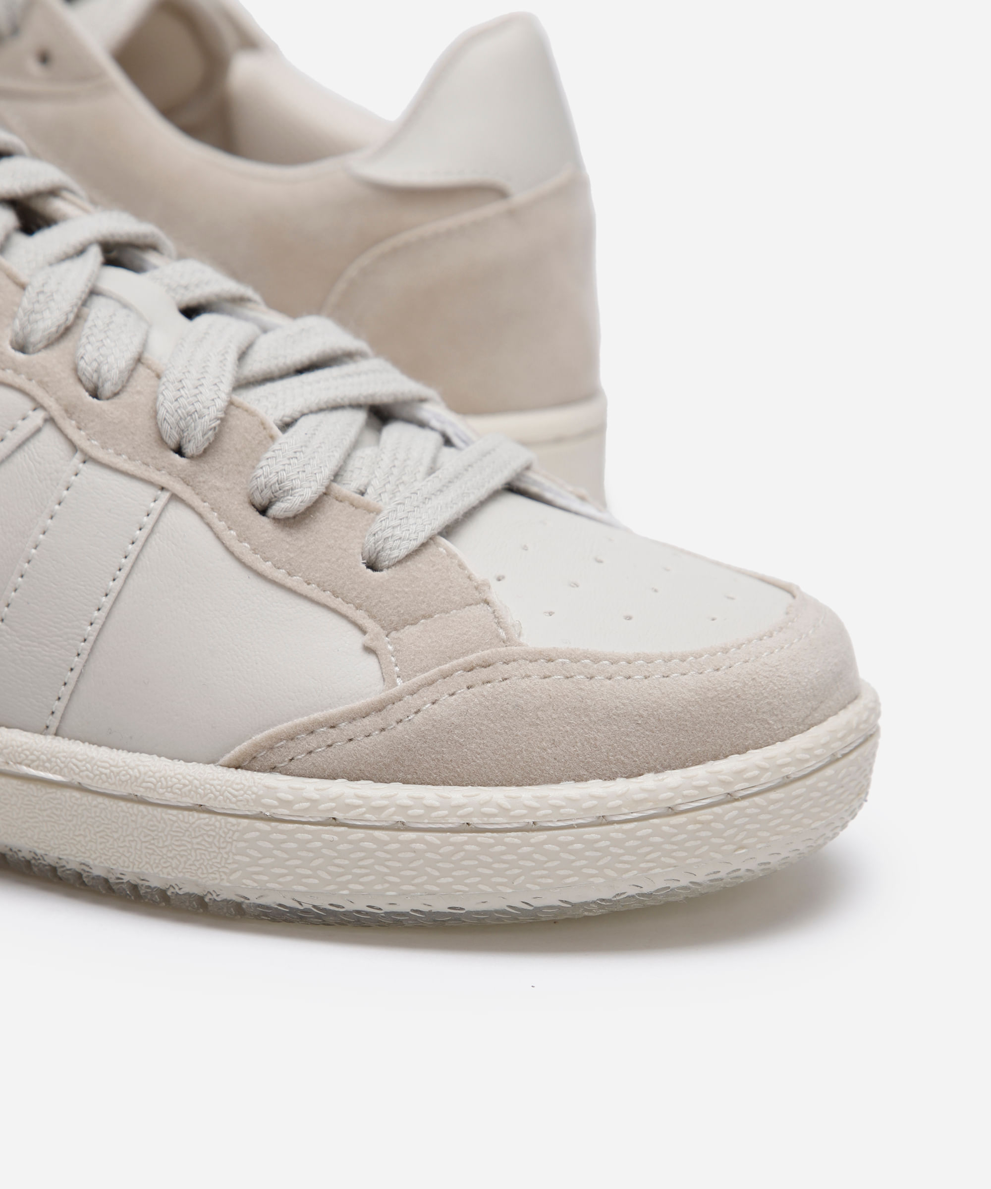 tênis casual com recortes off white