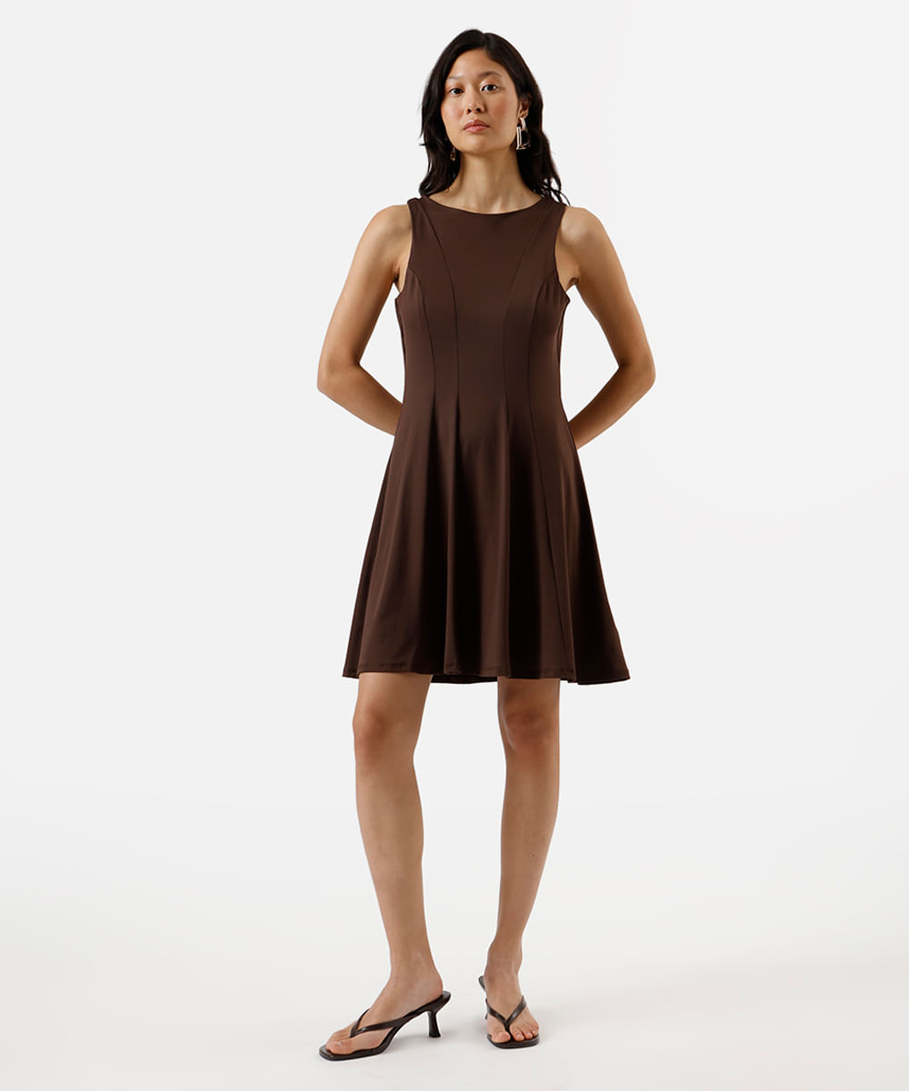 vestido curto evasê feminino decote redondo com recortes marrom