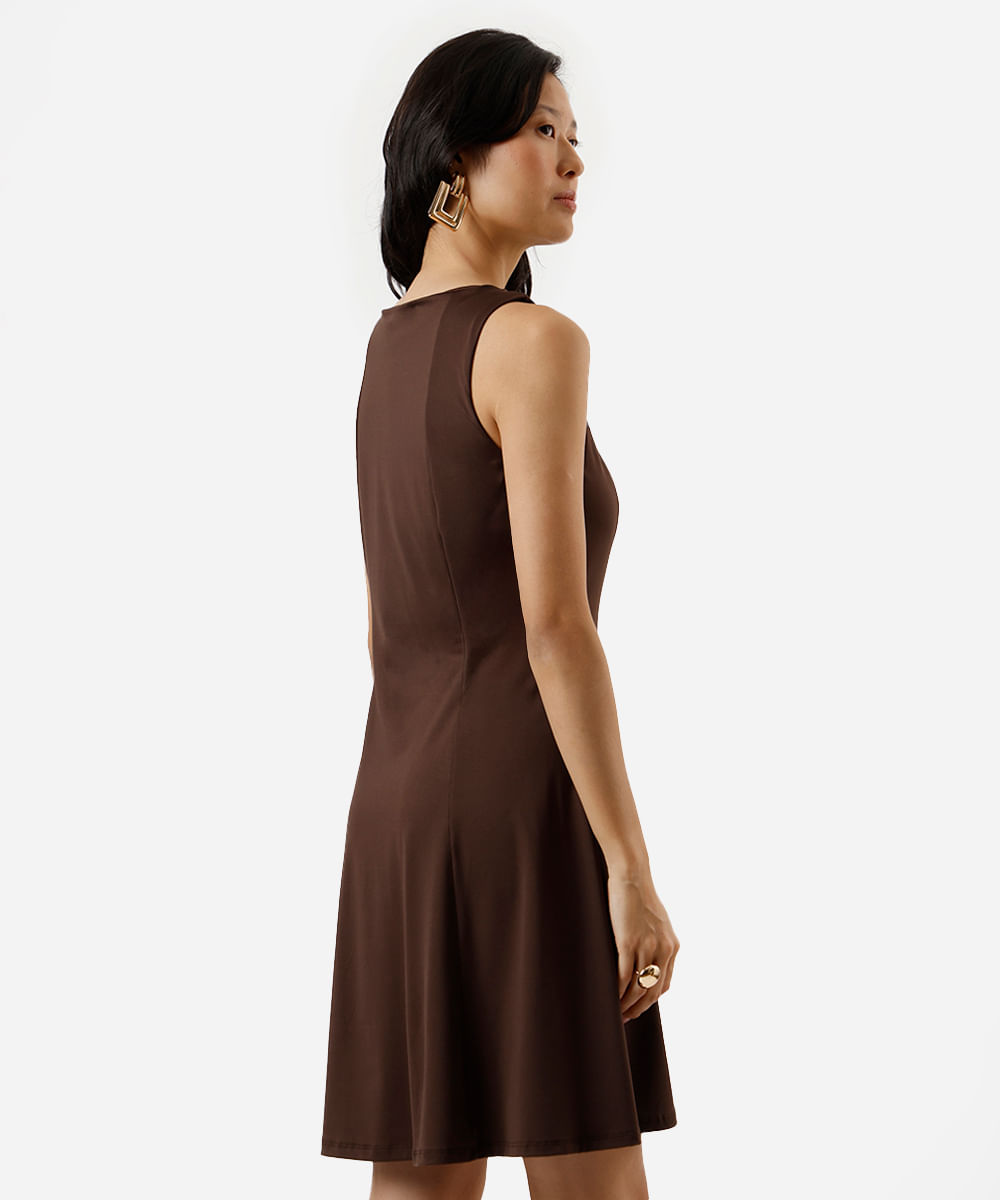 vestido curto evasê feminino decote redondo com recortes marrom