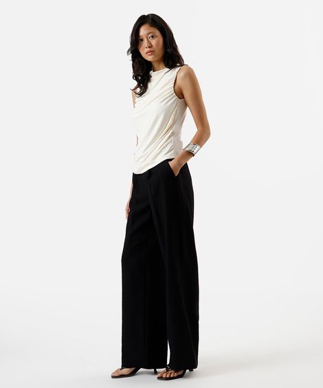 calça reta de alfaiataria feminina com viscose e pregas preta
