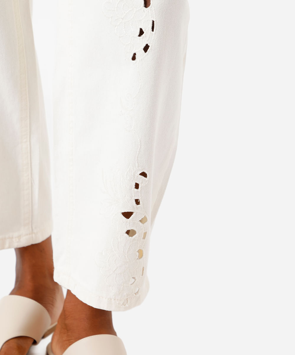 calça baggy feminina de sarja com bordado floral off white