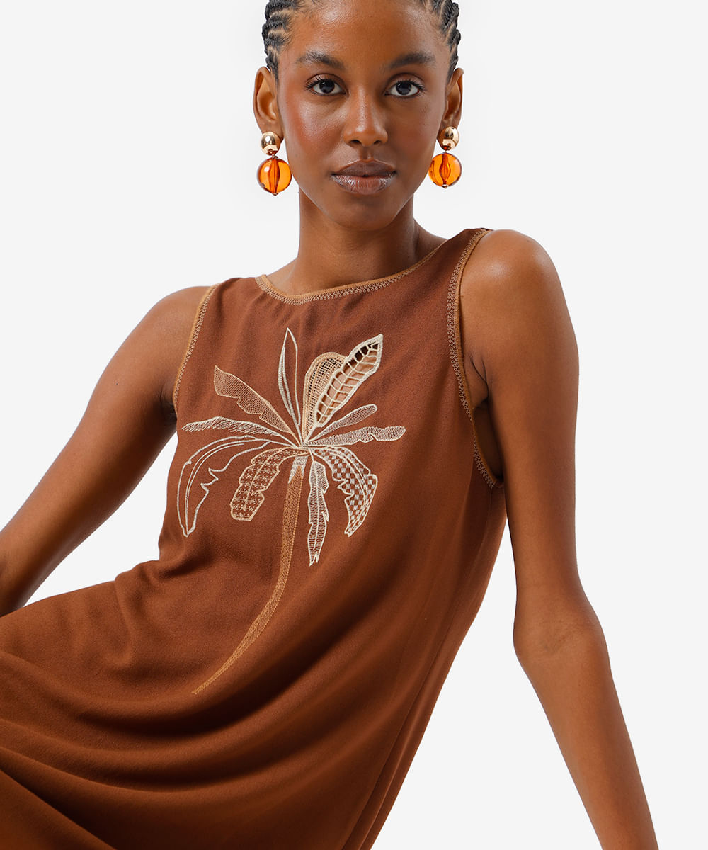 vestido curto feminino de viscose com bordado folhagem marrom