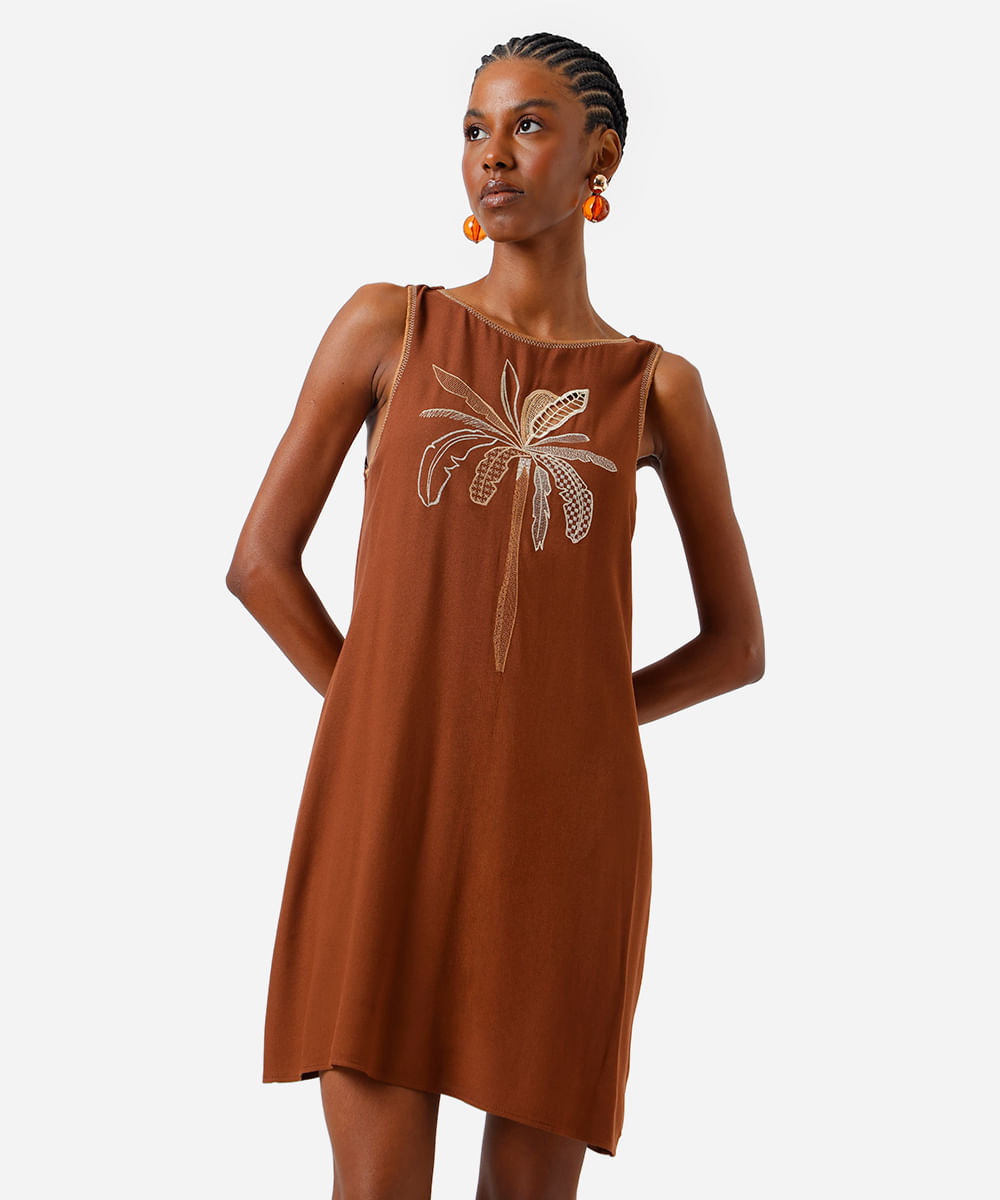 vestido curto feminino de viscose com bordado folhagem marrom