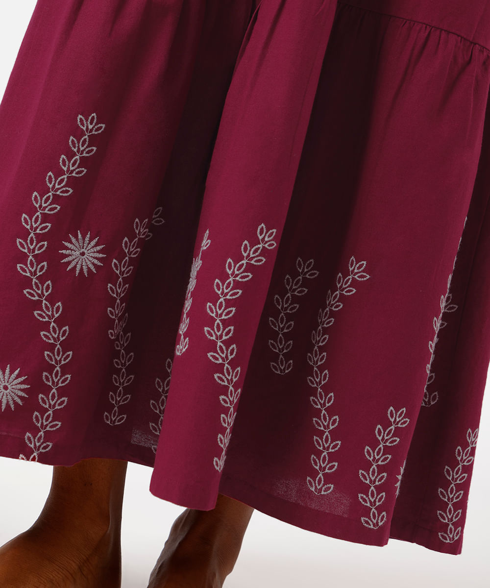 vestido longo alça fina feminino de algodão com recorte e bordado floral vinho
