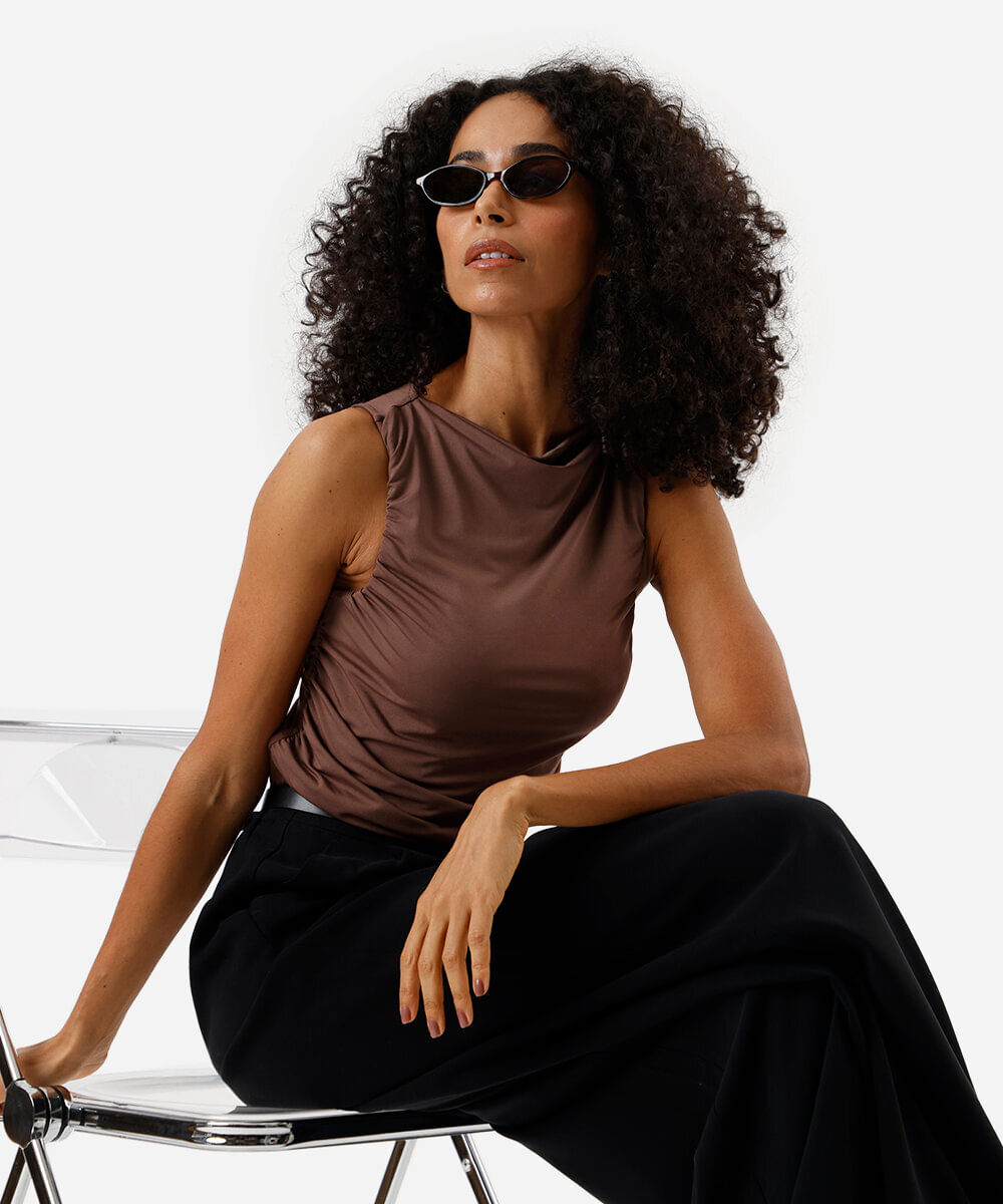 blusa feminina decote canoa franzida marrom