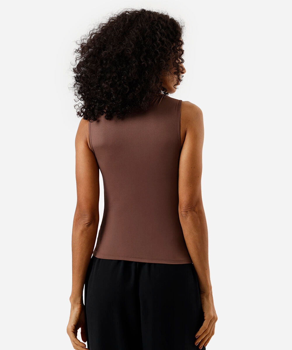 blusa feminina decote canoa franzida marrom