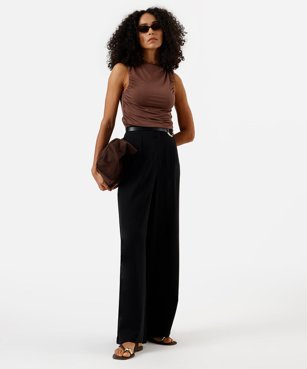 blusa feminina decote canoa franzida marrom