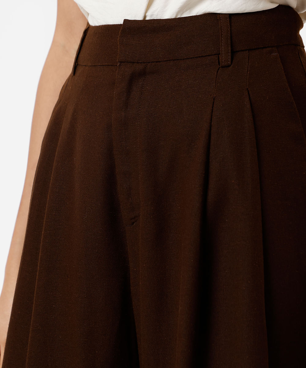 calça wide leg feminina de alfaiataria com linho e pregas marrom