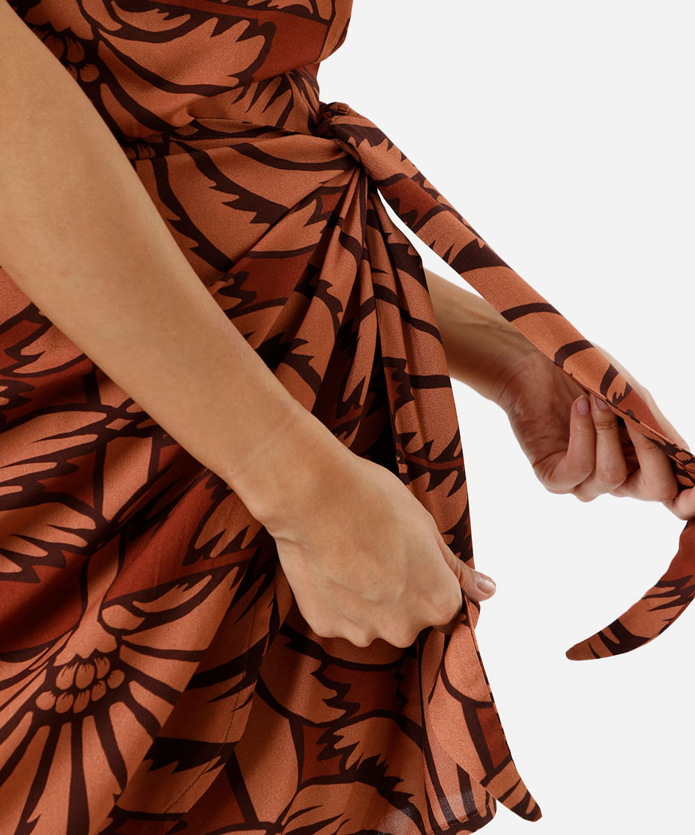 vestido curto sem alça feminino de viscose com amarração folhagens marrom