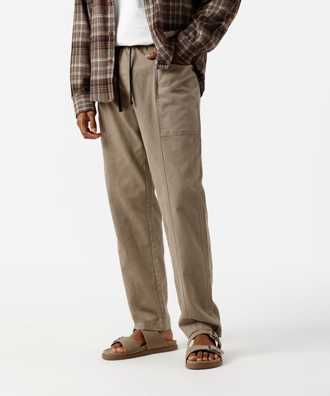 calça jogger masculina de sarja texturizada bege