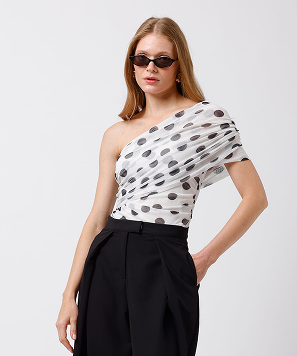 blusa ombro único feminina de tule franzida poá mindset off white