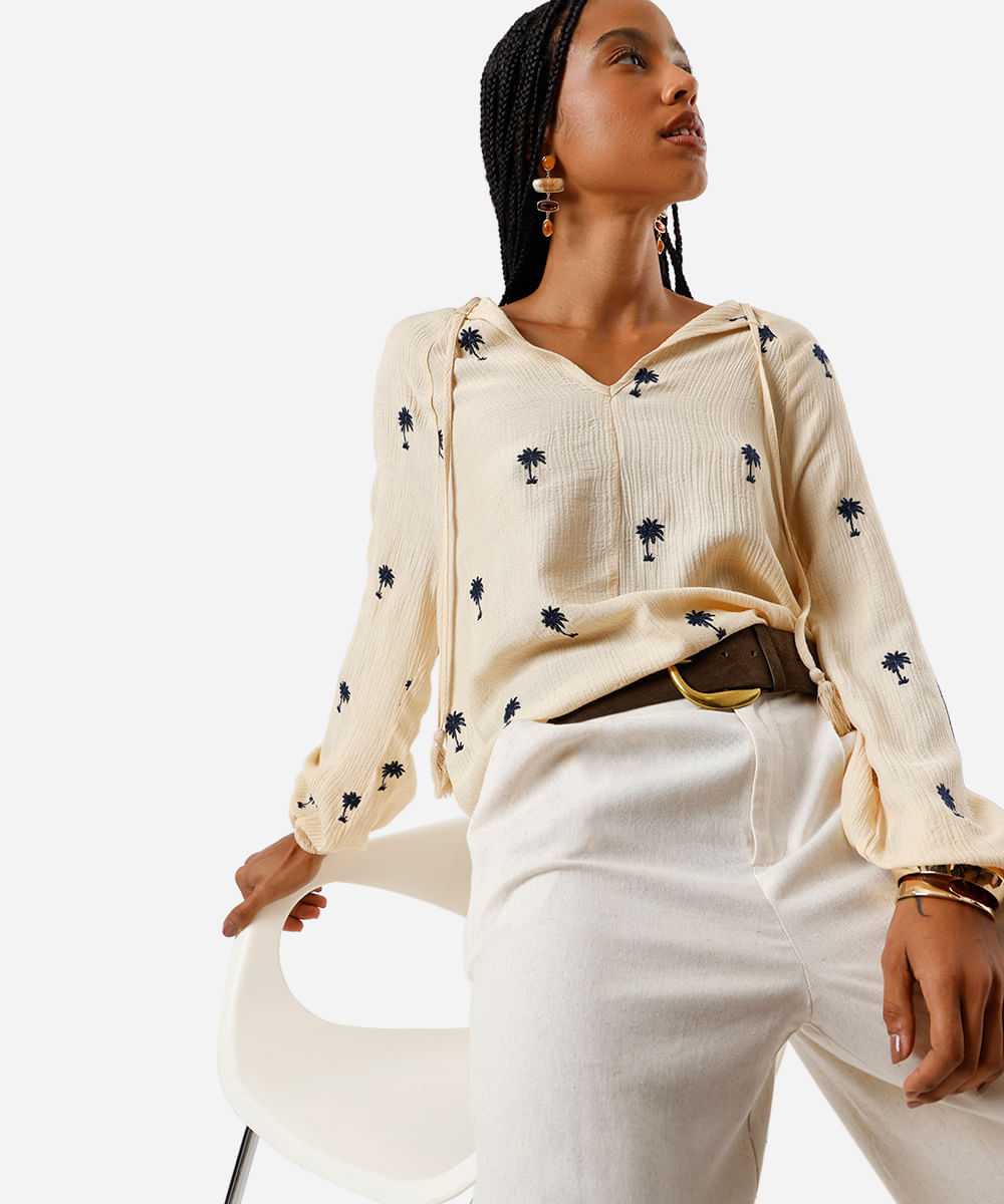 bata feminina com viscose bordado folhagens bege