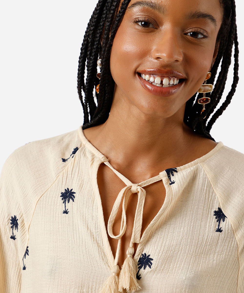 bata feminina com viscose bordado folhagens bege