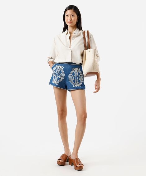 short feminino jeans com bordado azul