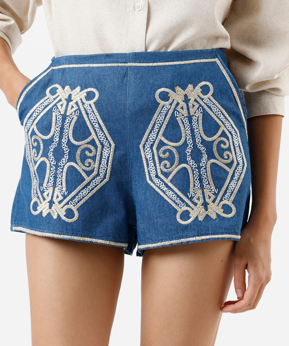 short feminino jeans com bordado azul