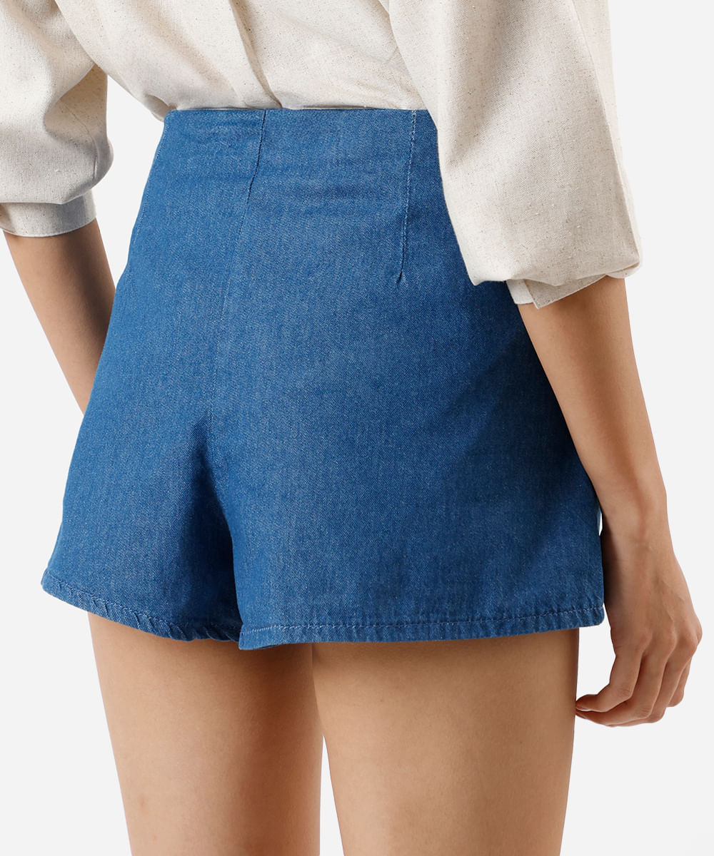 short feminino jeans com bordado azul