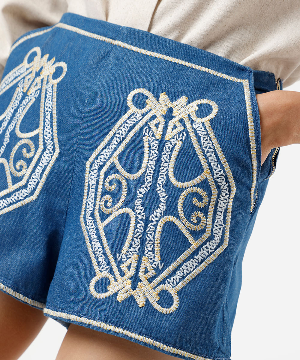short feminino jeans com bordado azul