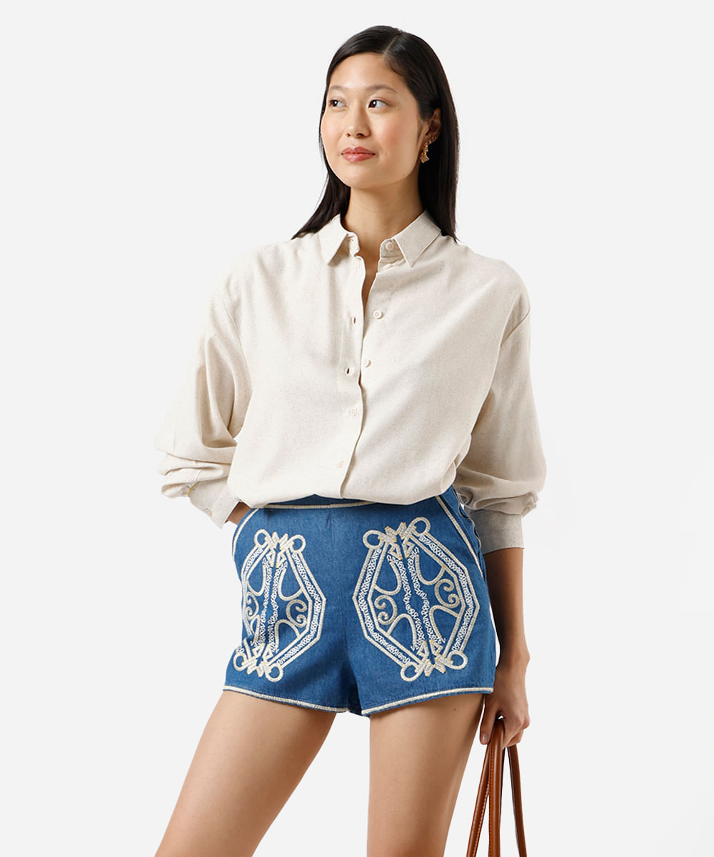 short feminino jeans com bordado azul