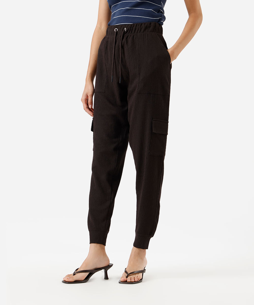 calça jogger feminina bolsos cargo texturizada marrom