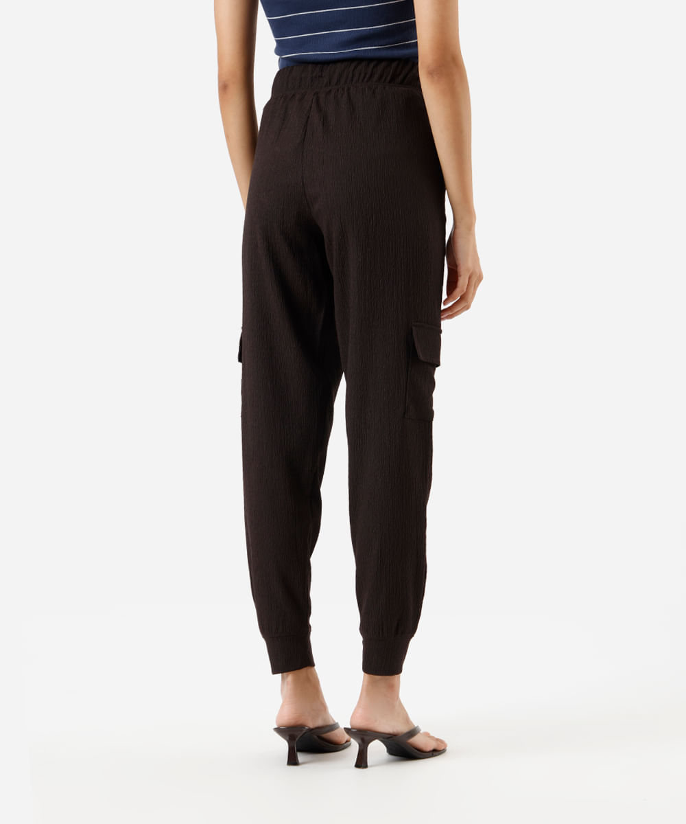calça jogger feminina bolsos cargo texturizada marrom